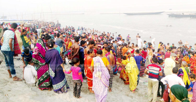 স্নানোৎসবে যমুনার তীরে মানুষের ঢল