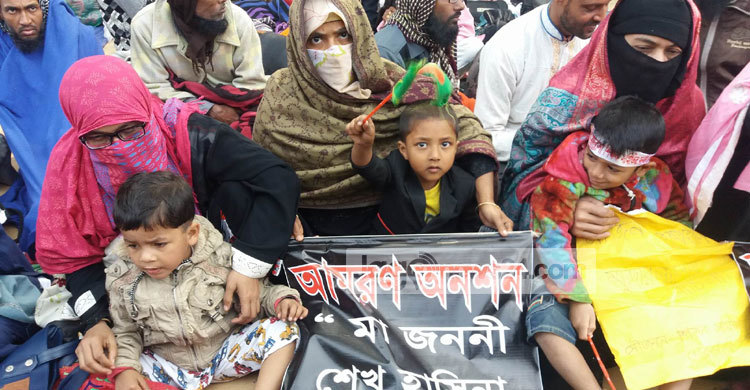 মা অনশনে, বাচ্চাটার কী হবে