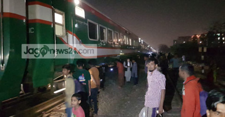 টঙ্গীতে সাড়ে ৭ ঘণ্টা পর ট্রেনের লাইনচ্যুত বগি উদ্ধার