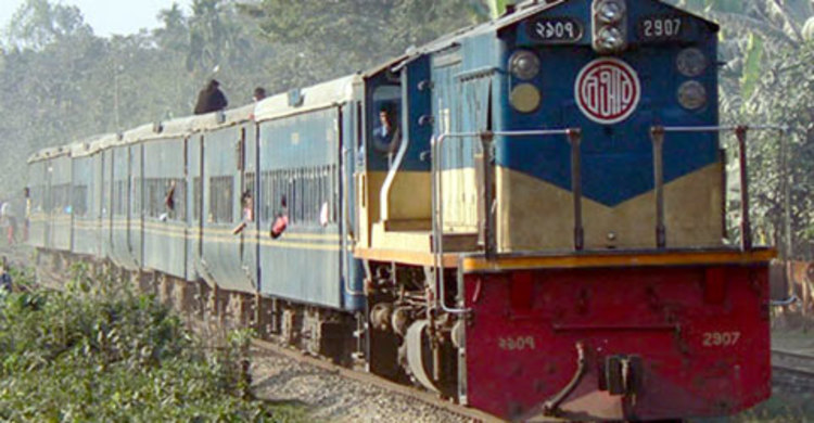 ফোন বাঁচাতে চলন্ত ট্রেন থেকে প্রবাসীর লাফ