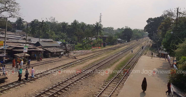 রেলের জমি যেন অপরাধের স্বর্গরাজ্য
