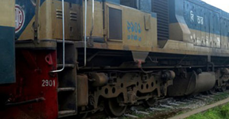 লাউয়াছড়া উদ্যানে উপবন এক্সপ্রেস আটকা, যাত্রী দুর্ভোগ