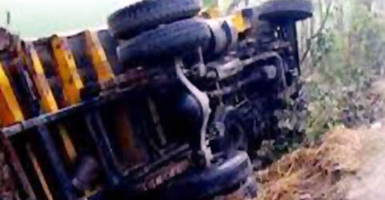 কাঠবোঝাই ট্রাক উল্টে শ্রমিক নিহত
