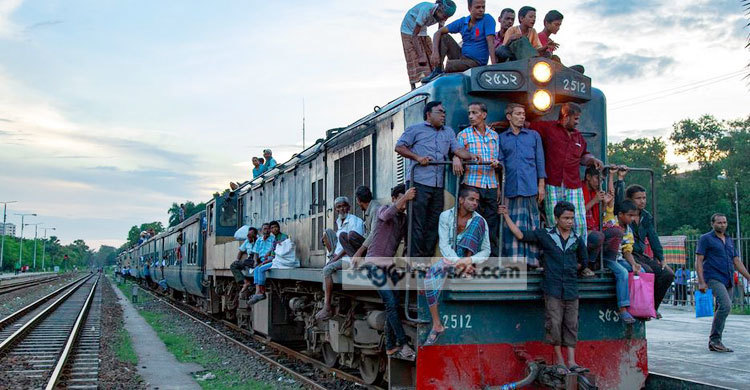 বিনা টিকিটে ট্রেনে চড়ে জরিমানা গুনলেন ৮৪২ যাত্রী