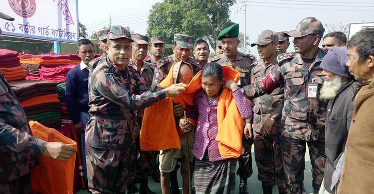 দুর্গম পাহাড়ে গিয়ে কম্বল দিল বিজিবি