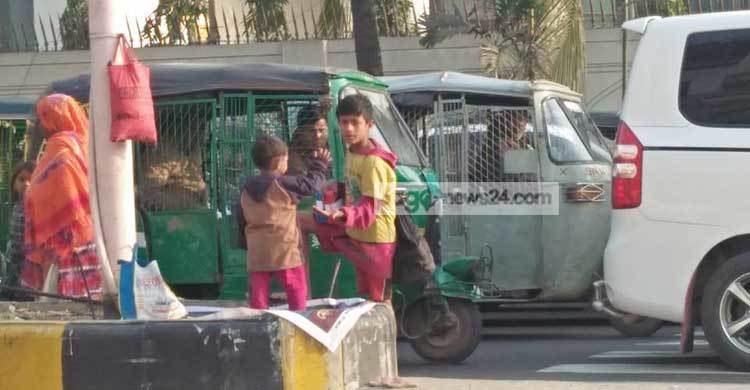 কনকনে শীতেও থেমে থাকে না জীবন