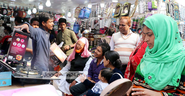 নতুন পণ্যের প্রচারে ব্যস্ত বিক্রয়কর্মীরা