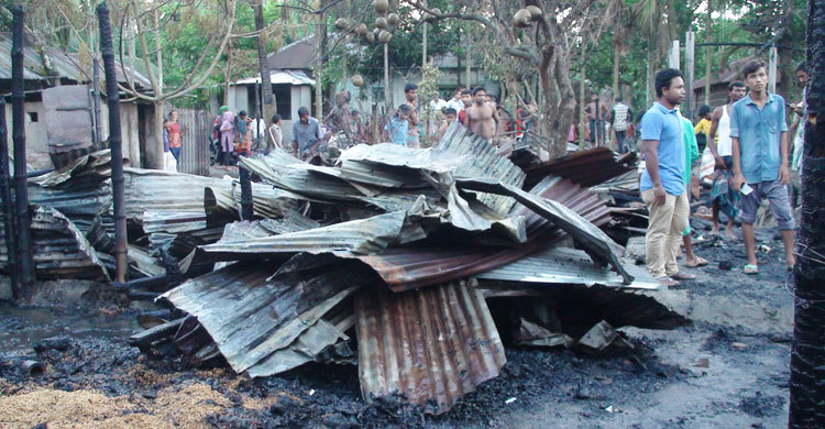 নীলফামারীতে অগ্নিকাণ্ডে অর্ধশতাধিক ঘর পুড়ে ছাই