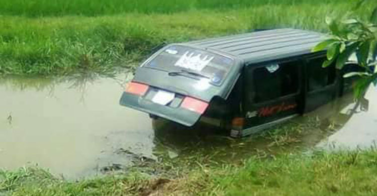 চালক ঘুমন্ত, অলৌকিকভাবে বেঁচে গেলেন ২০ যাত্রী