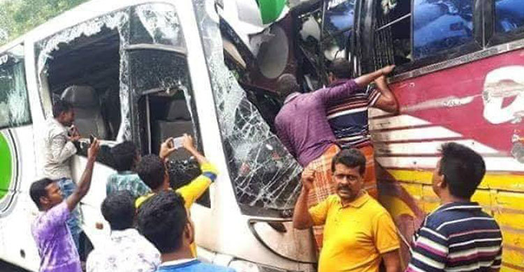 বাগেরহাটে দুই বাসের মুখোমুখি সংঘর্ষে হেলপার নিহত