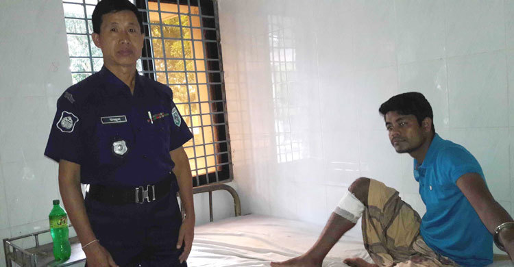 ফেনসিডিলসহ গুলিবিদ্ধ যুবক আটক