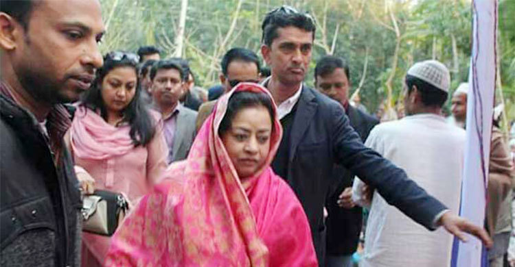 পিরোজপুরে এ্যানি রহমানের গাড়িবহরে ‘হামলা’