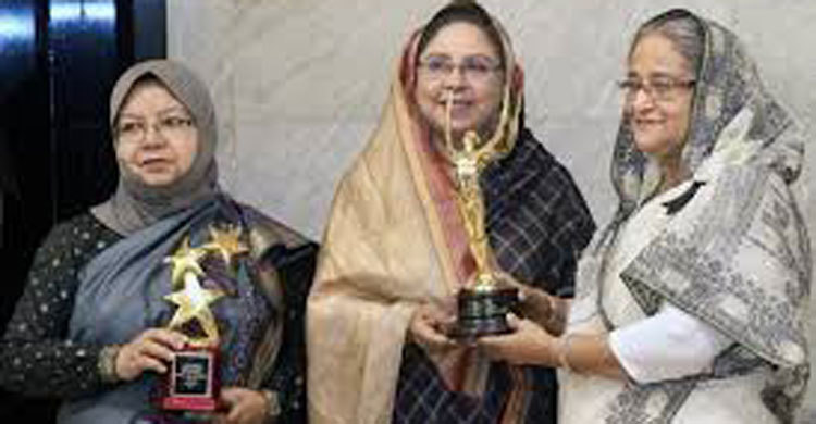 PM receives two UNICEF awards for campaign against early marriage