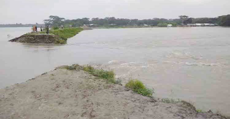 বাগেরহাটে বেড়িবাঁধে ভাঙন, কয়েকশ বাড়িঘর প্লাবিত