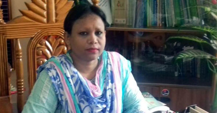 ফেরিতে দেরিতে গিয়ে যাত্রীদের তোপের মুখে ইউএনও