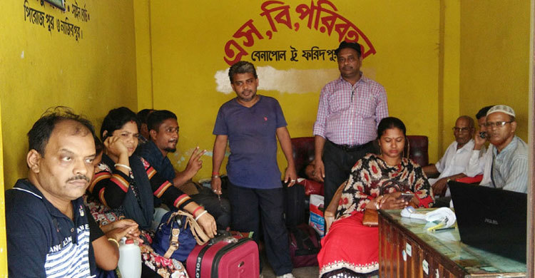 বেনাপোলে বাস বন্ধ, দুর্ভোগে যাত্রীরা