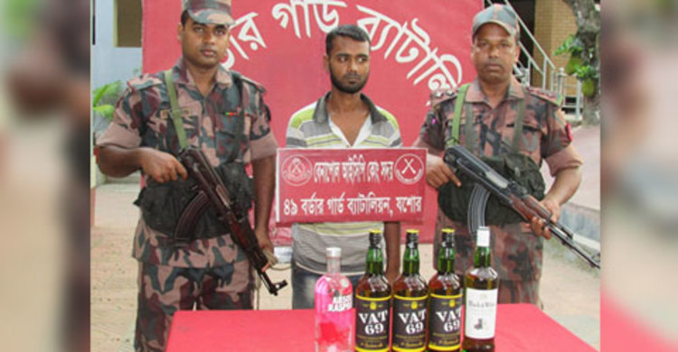 বেনাপোলে ডিউটি ফ্রি শপের মদ পাচারকালে আটক ১