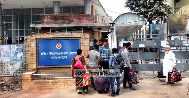 ভারতে পাচার ৪ নারীকে বেনাপোলে হস্তান্তর