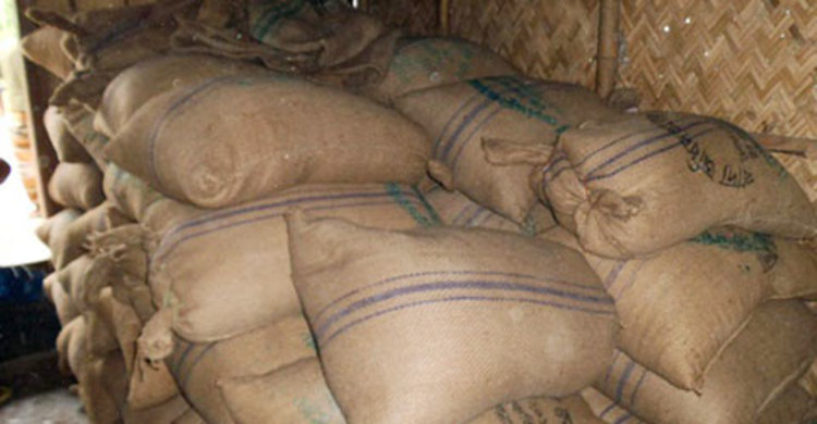 ইউপি চেয়ারম্যানের বিরুদ্ধে ভিজিএফের চাল বিক্রির অভিযোগ