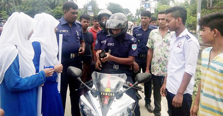পুলিশের গাড়িও ছাড়েনি শিক্ষার্থীরা