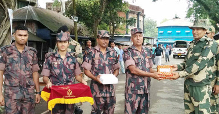 হিলিতে বিজিবি-বিএসএফ মিষ্টি বিনিময়