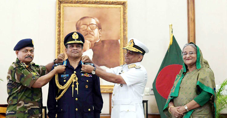 বিমানবাহিনীর প্রধানকে এয়ার চিফ মার্শাল ব্যাজ প্রদান
