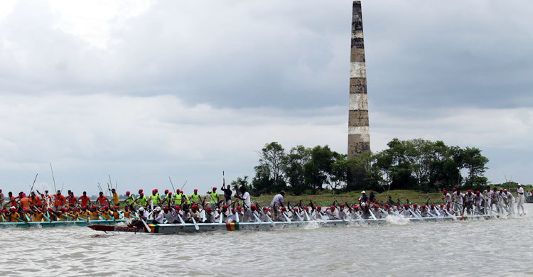 তিতাস নদীতে নৌকাবাইচ
