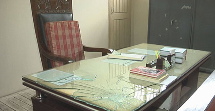 বগুড়ার আদালতে আইনজীবীদের হাতাহাতি, এজলাস ভাঙচুর