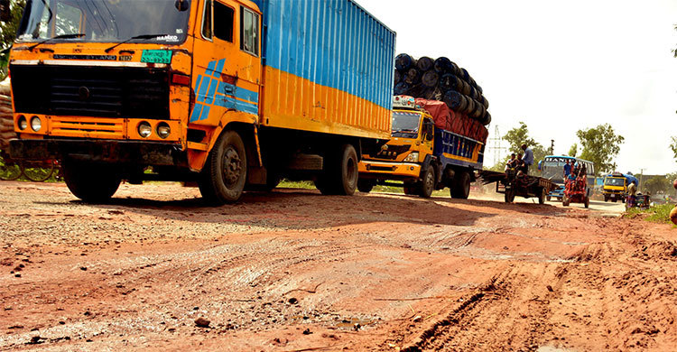 বগুড়ায় ভাঙা সড়কে কষ্টের যাত্রা
