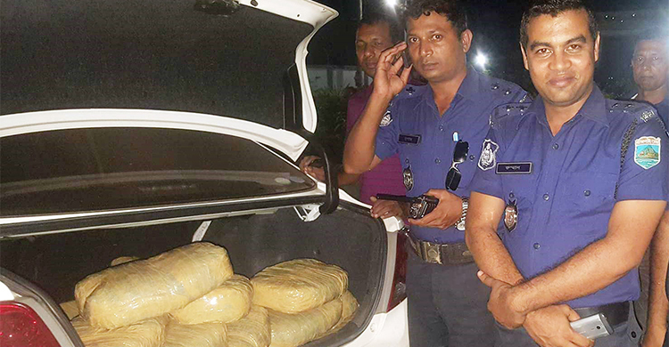 মোটরসাইকেল-রিকশাকে চাপা দিলো গাঁজাভর্তি প্রাইভেটকার