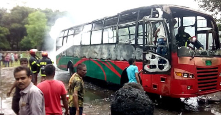 মেরামত করার সময় পুড়ে গেল বিআরটিসির বাস