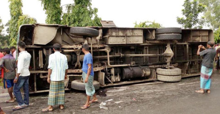 উল্টে গেলো যাত্রীবাহী বাস