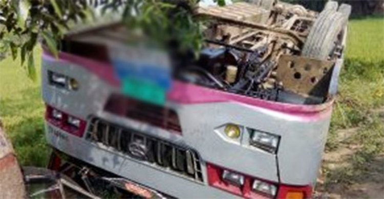 গাইবান্ধায় সড়কে বাস উল্টে নিহত ১