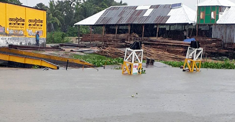মতলবে পন্টুন ডুবে ফেরি চলাচল বন্ধ
