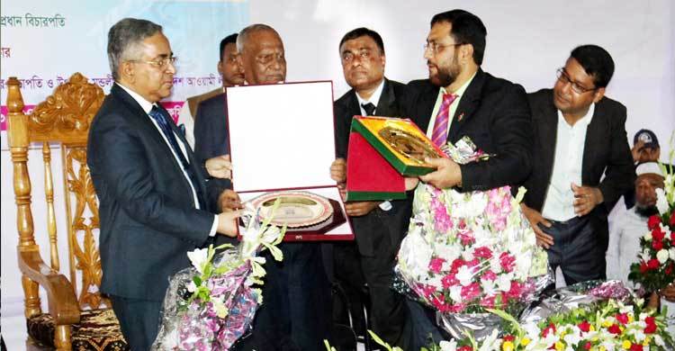 সরকারের একার পক্ষে দেশের উন্নয়ন করা সম্ভব না : প্রধান বিচারপতি