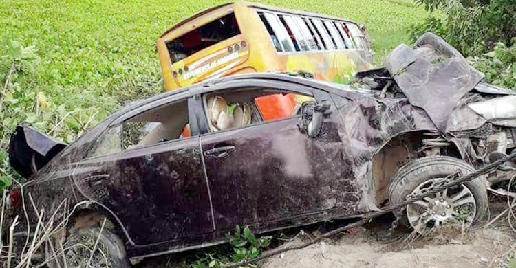 রাস্তা থেকে প্রাইভেটকার পুকুরে নিয়ে গেলো বাস