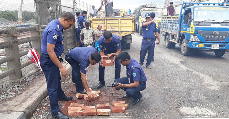 ঢাকা-চট্টগ্রাম ফোর লেনে ৩০ কিলোমিটার যানজট