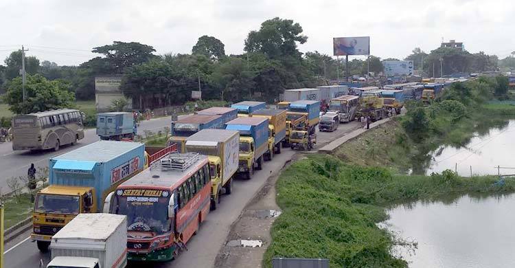 ঢাকা-চট্টগ্রাম মহাসড়কে পণ্যবাহী যানবাহনে দীর্ঘ হচ্ছে যানজট