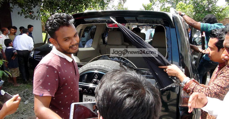 কুমিল্লায় কর্নেল অলির গাড়িবহরে হামলা-ভাঙচুর