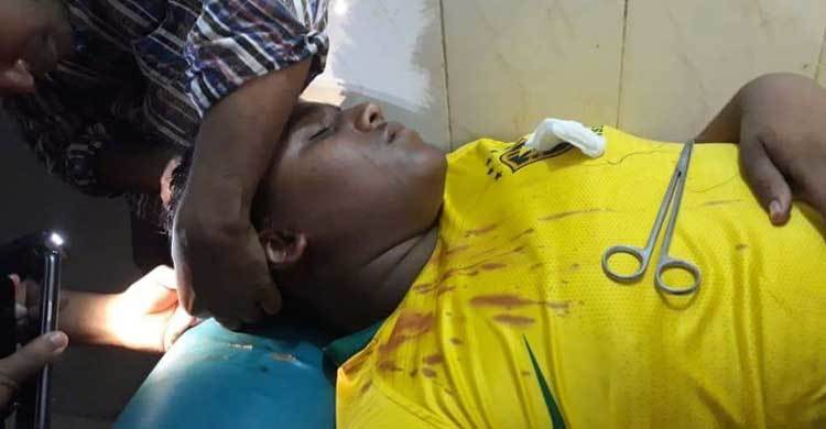 ছেলেসহ সাংবাদিককে কুপিয়েছে দুর্বৃত্তরা