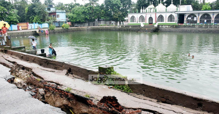 সড়কসহ ধসে পড়ল পুকুরের রিটার্নিং ওয়াল