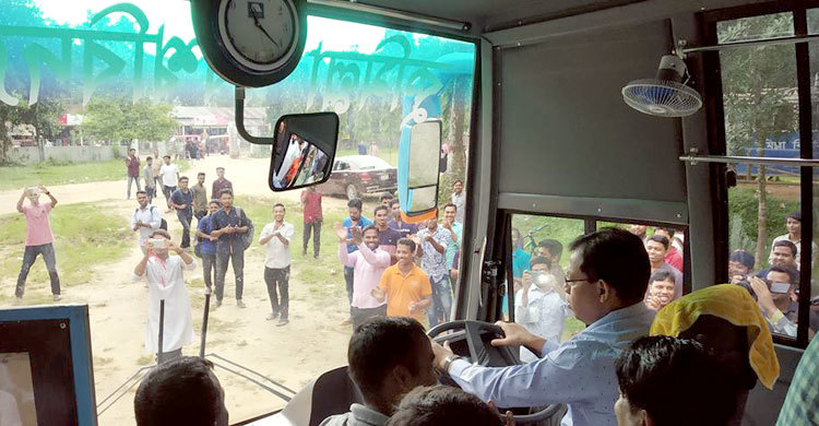 শিক্ষার্থীদের বাস নিজে চালালেন উপাচার্য