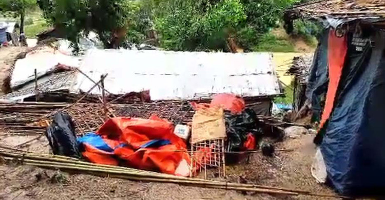 রোহিঙ্গা ক্যাম্পে পাহাড়ধস, অর্ধশতাধিক ঘর বিধ্বস্ত