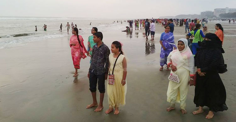 কক্সবাজারে পর্যটকদের ভিড়