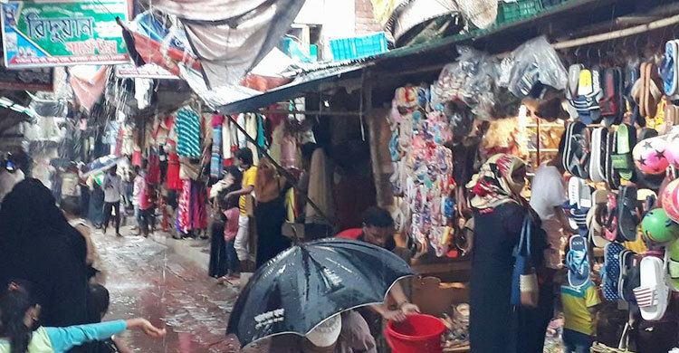 বৃষ্টিতেও কক্সবাজারে ক্রেতাদের ভিড়