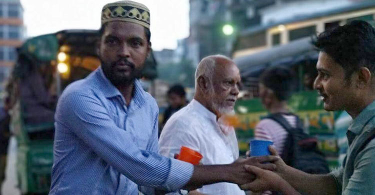 পথচারীদের ইফতারেই প্রশান্তি যাদের