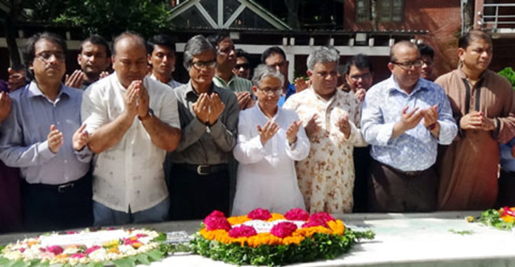 টুঙ্গীপাড়ায় বঙ্গবন্ধুর সমাধিতে ঢাবি উপাচার্যের শ্রদ্ধা