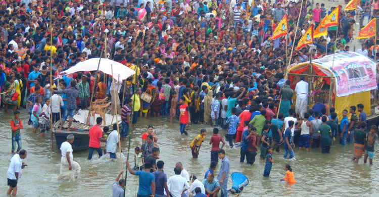 কান্তনগর মন্দির থেকে রাজবাটীর পথে কান্তজীউ