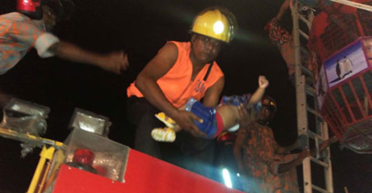 ঈদ মেলায় নাগরদোলা ভেঙে পড়ে আহত ৩০