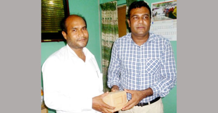 ১৩ লাখ টাকার চেক ফেরত দিলেন সাংবাদিক